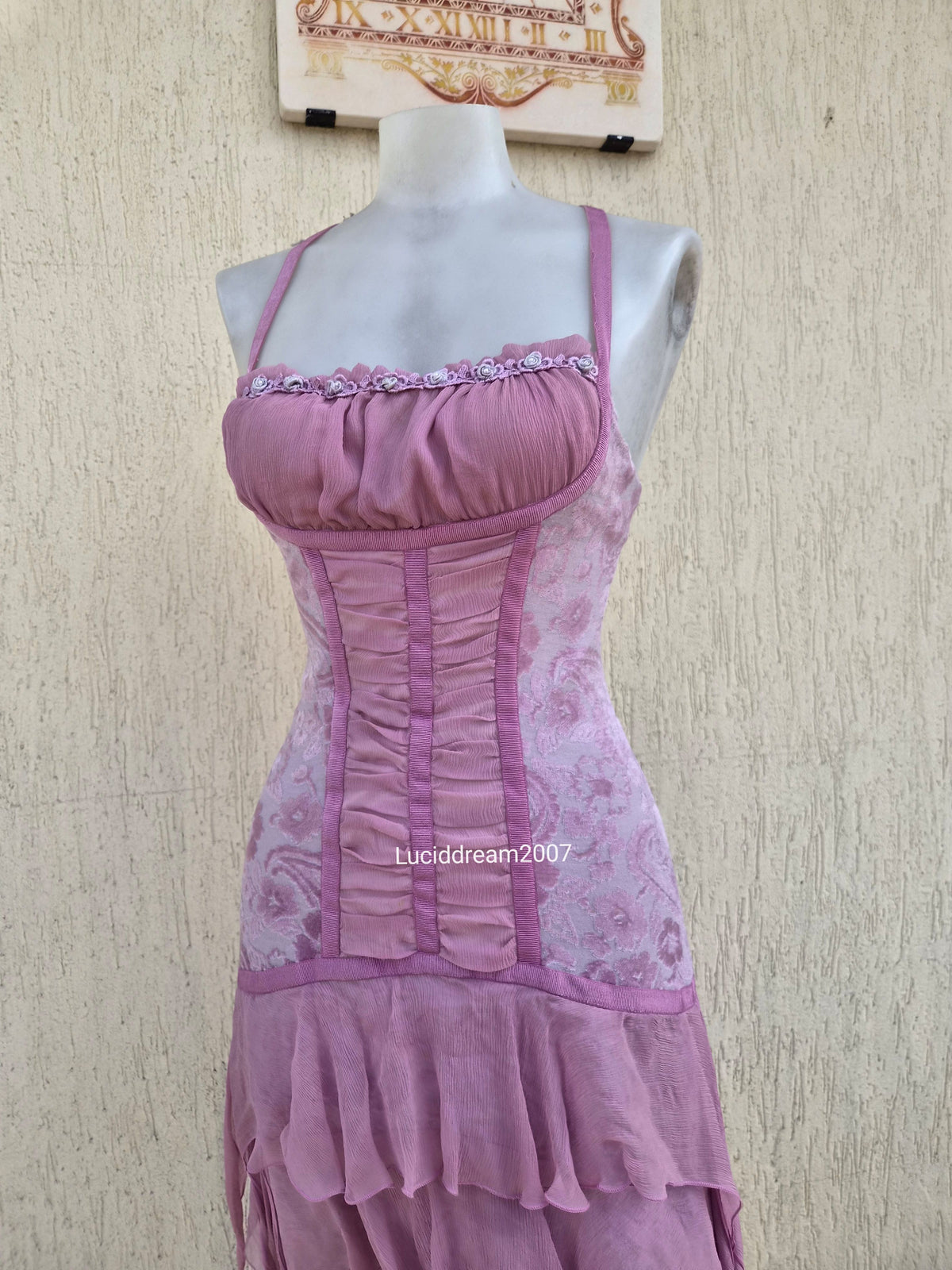 Robe en soie rose à volants