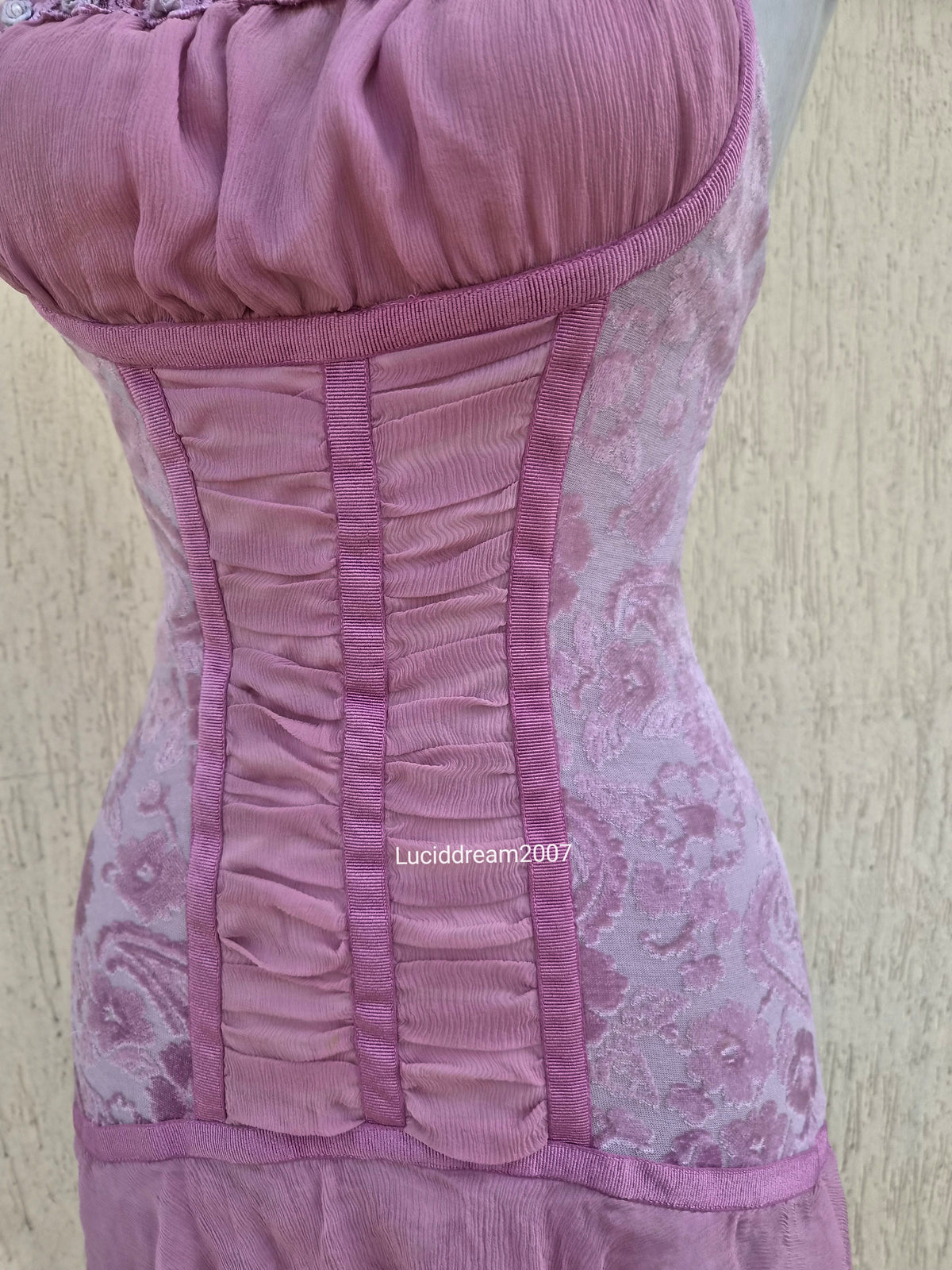 Robe en soie rose à volants