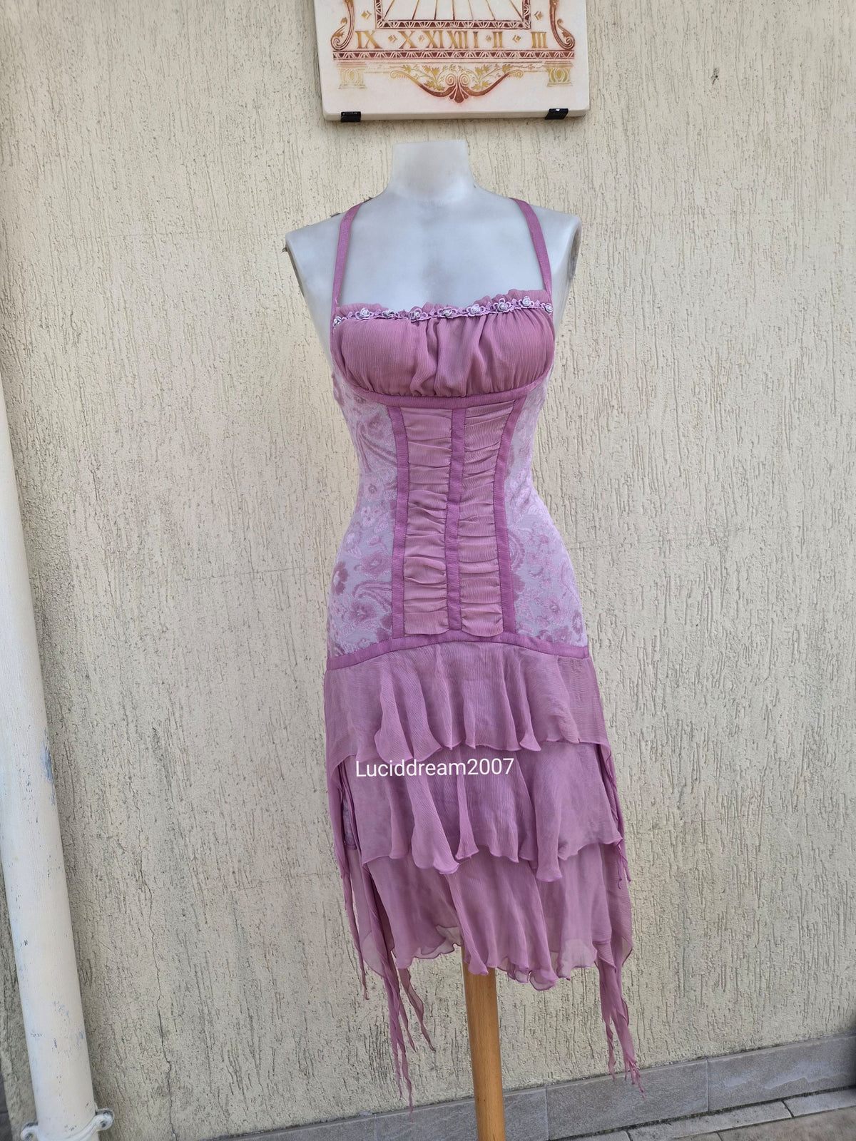 Robe en soie rose à volants