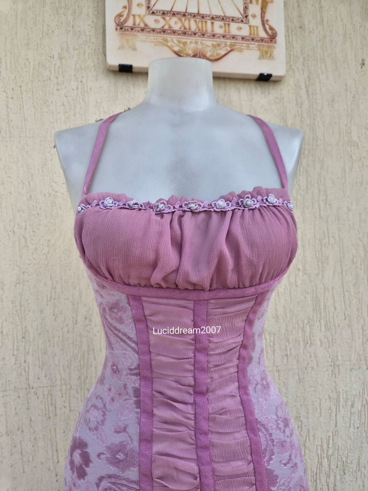 Robe en soie rose à volants