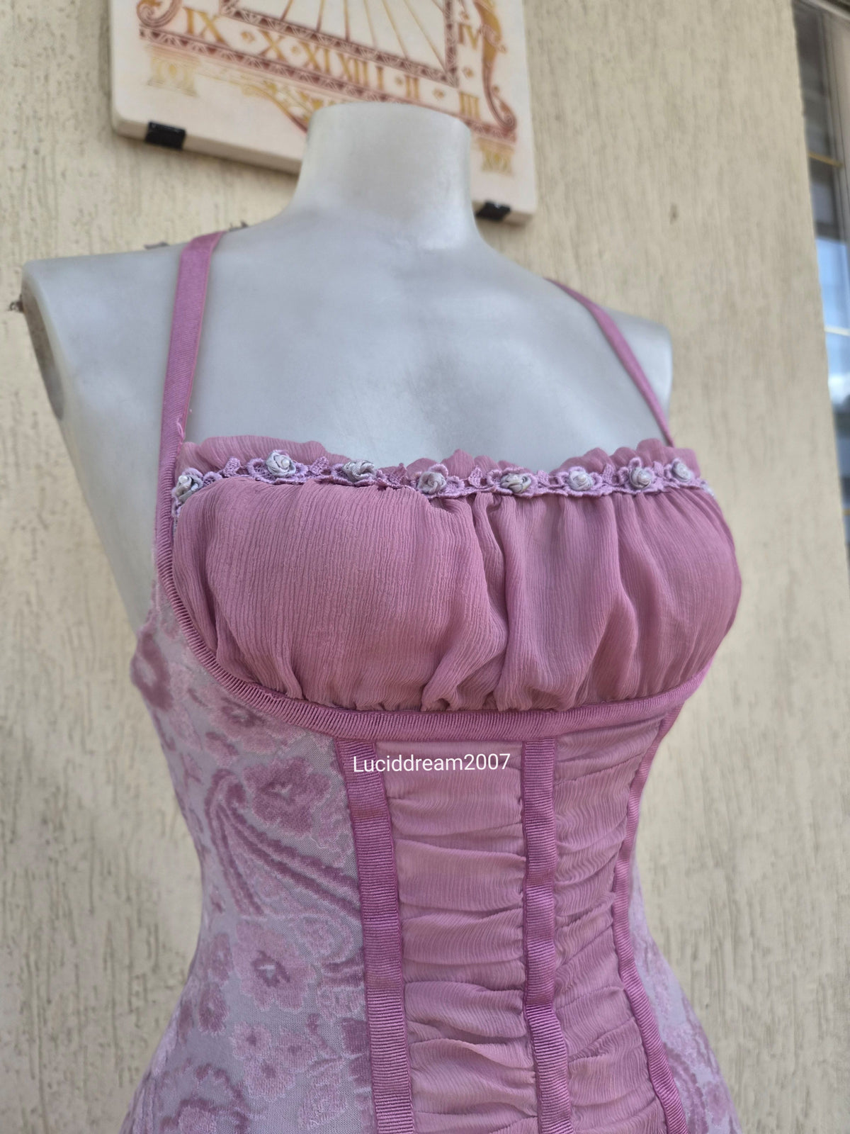 Robe en soie rose à volants