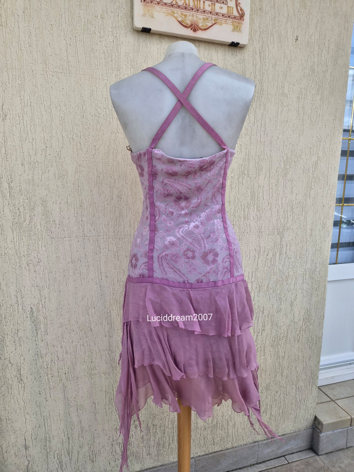 Robe en soie rose à volants
