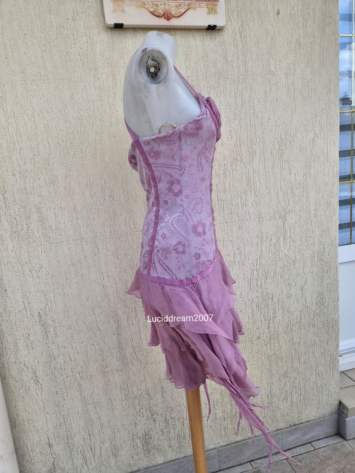 Robe en soie rose à volants