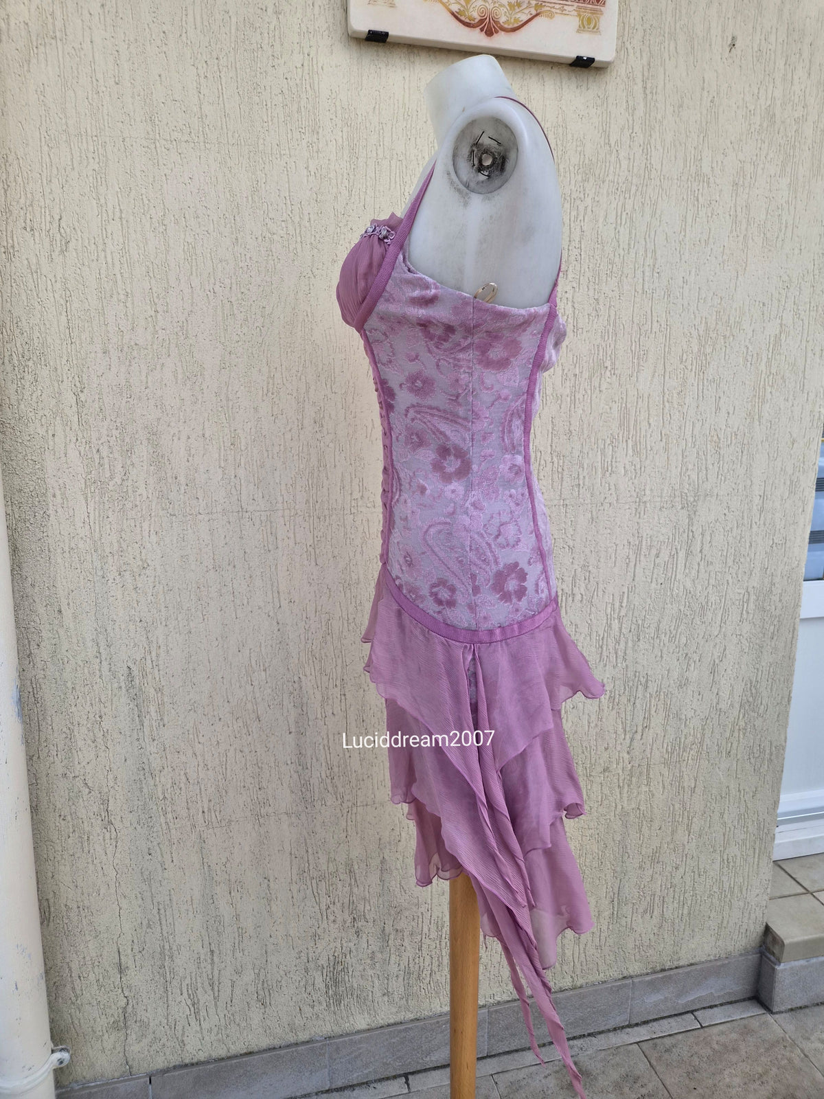 Robe en soie rose à volants
