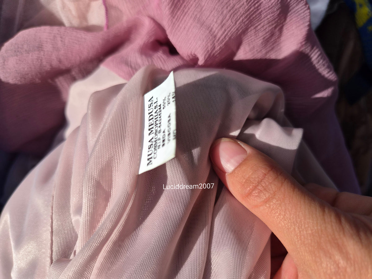 Robe en soie rose à volants