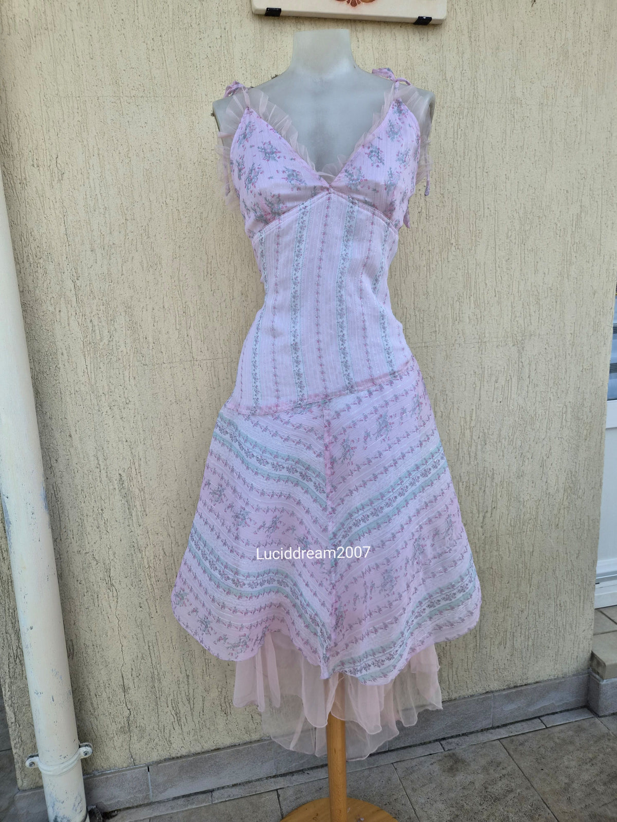 Robe en voile rose et blanche