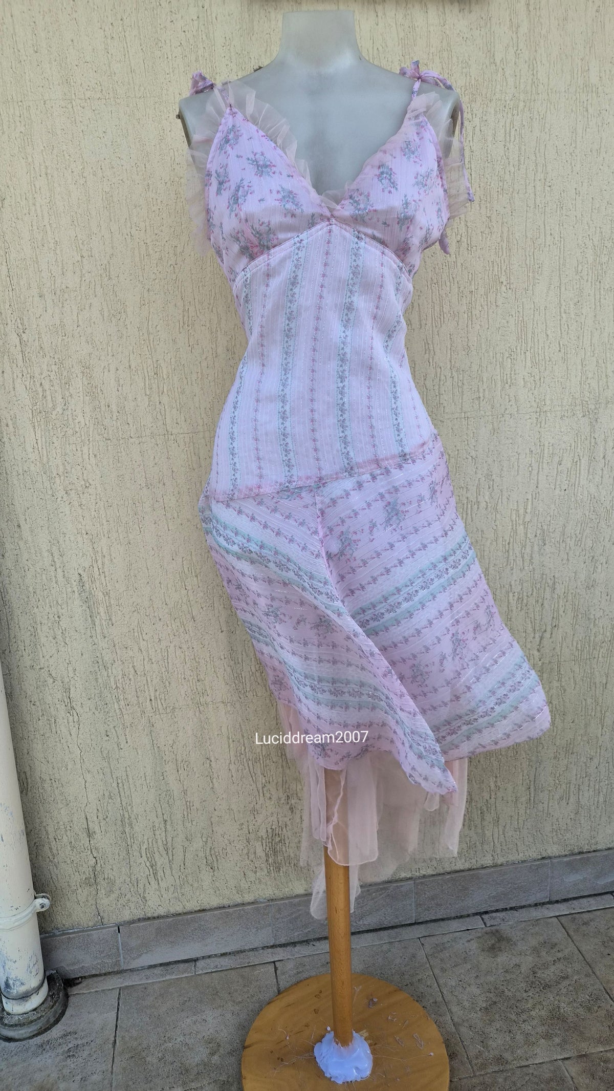 Robe en voile rose et blanche