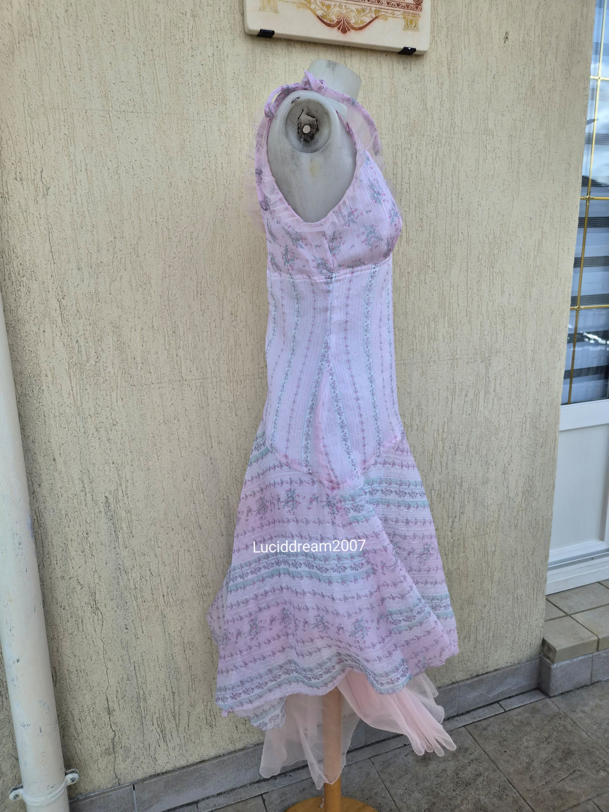 Robe en voile rose et blanche