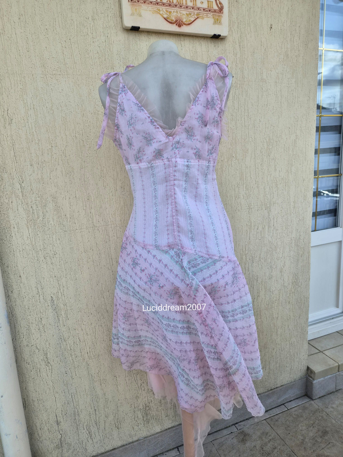 Robe en voile rose et blanche