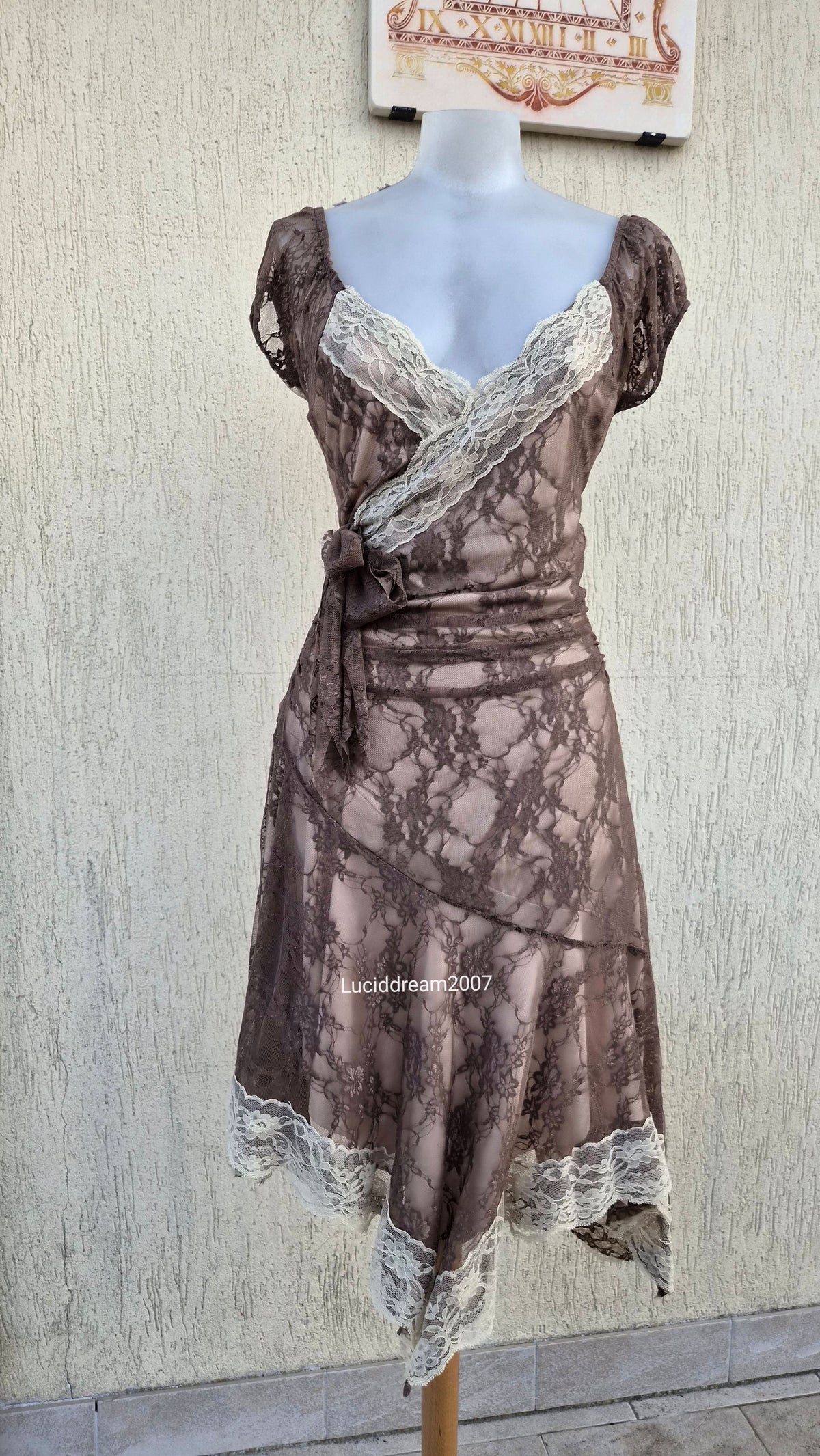 Robe en dentelle marron et beige