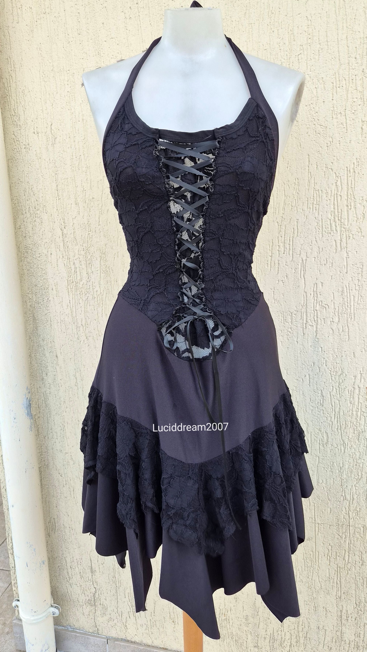 Asymmetrical backless lace dress