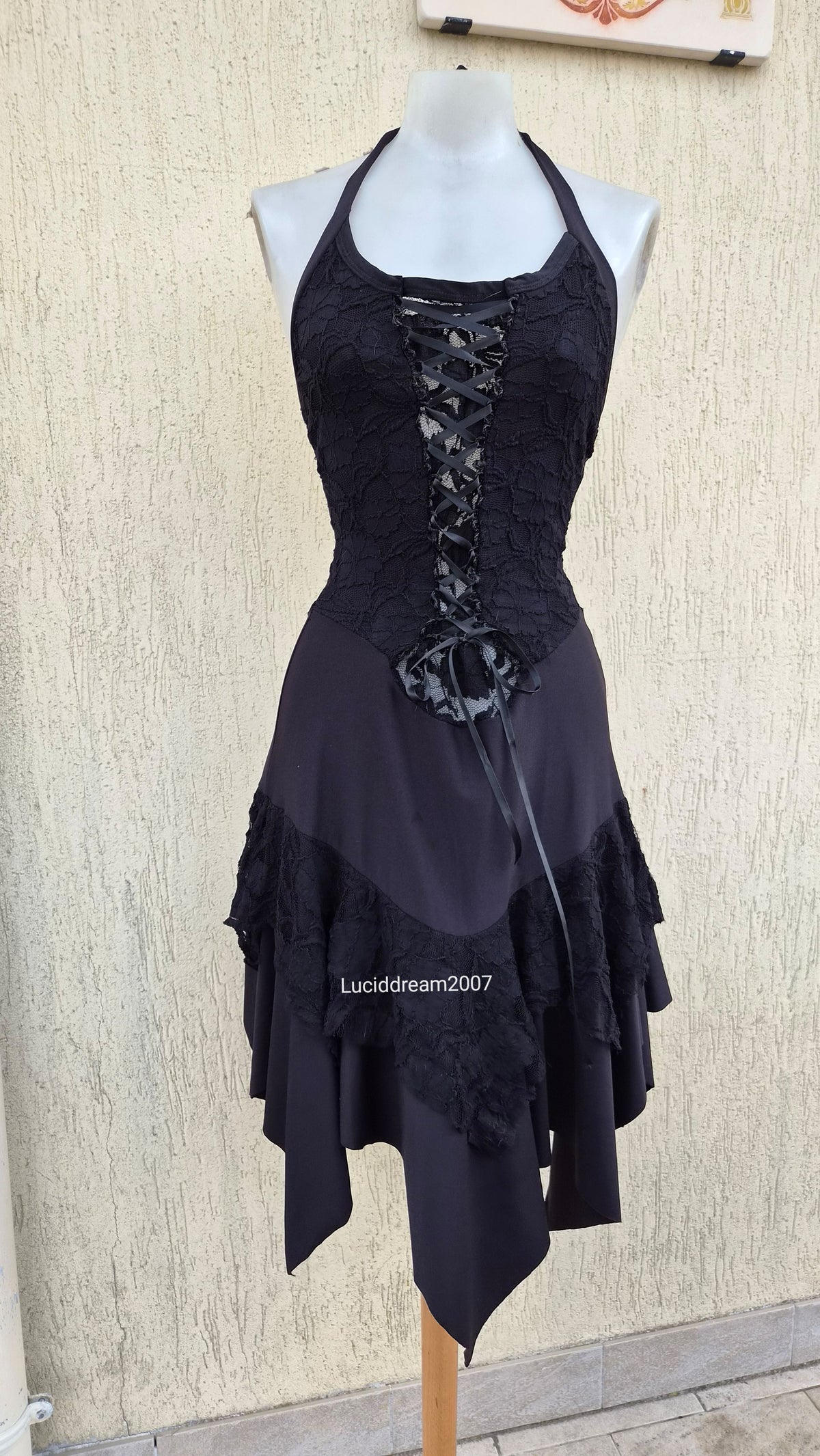 Asymmetrical backless lace dress
