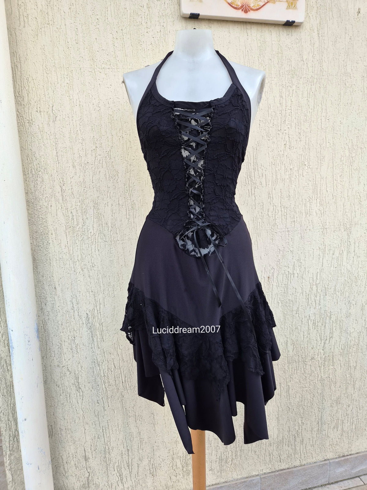 Asymmetrical backless lace dress