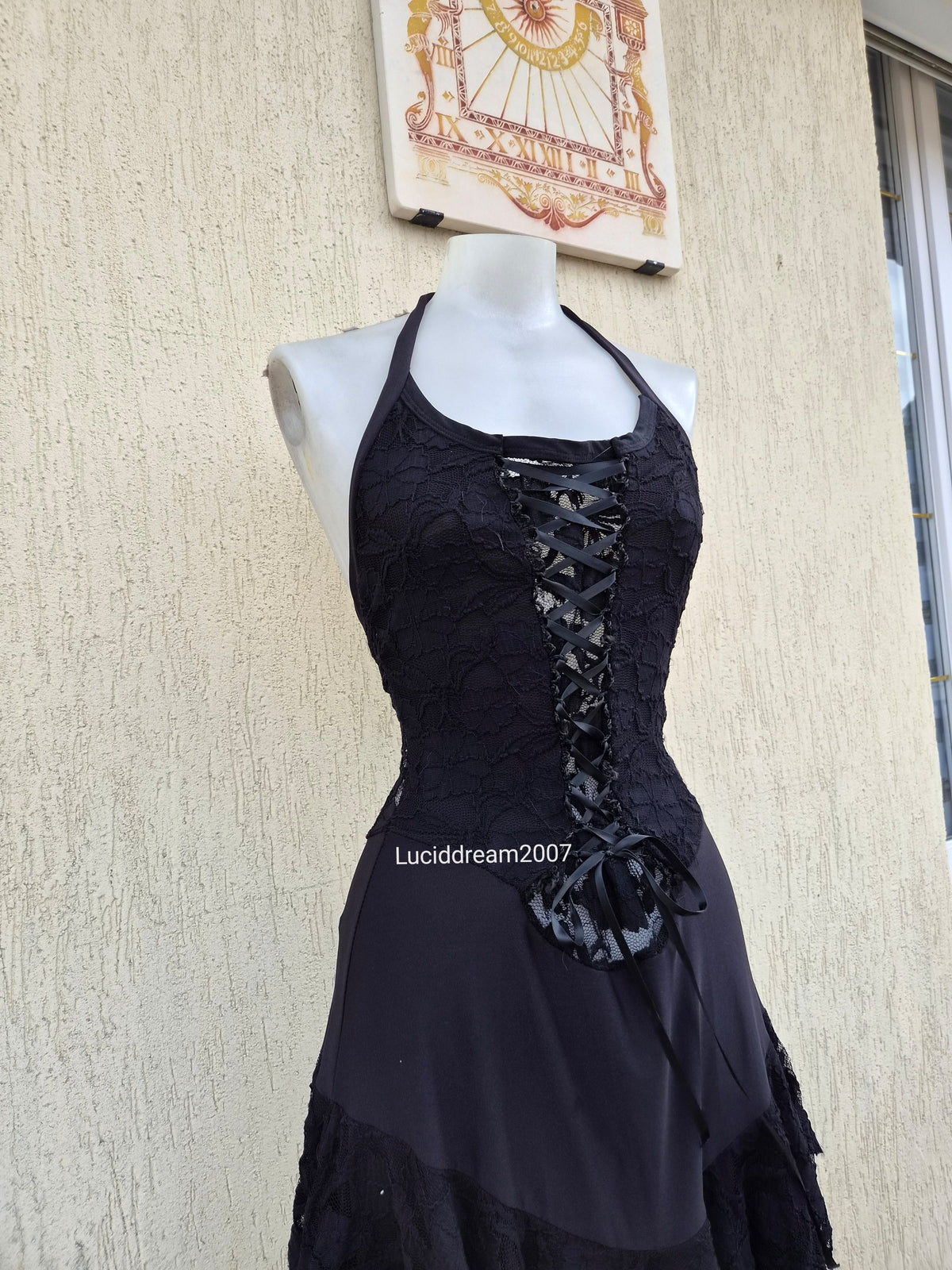 Asymmetrical backless lace dress
