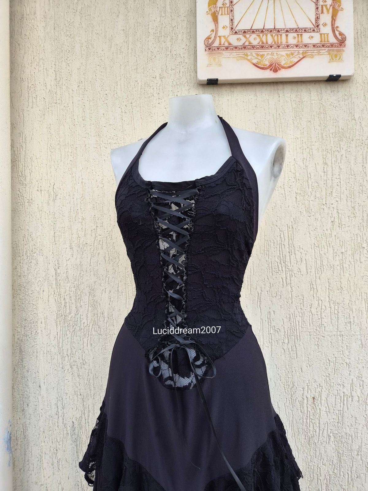 Asymmetrical backless lace dress