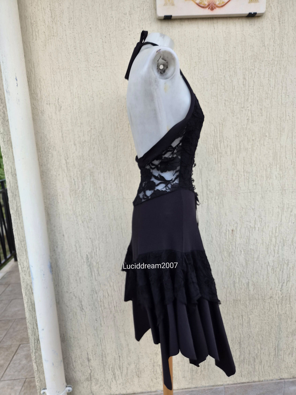 Asymmetrical backless lace dress