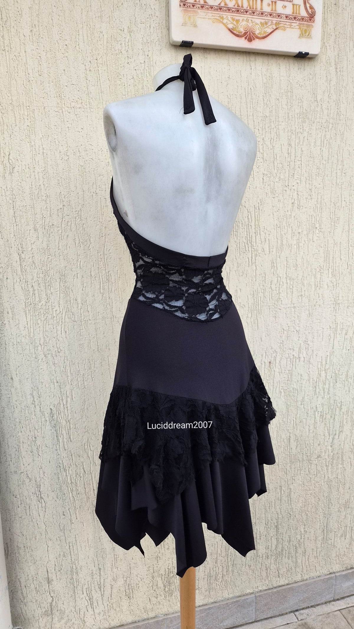 Asymmetrical backless lace dress