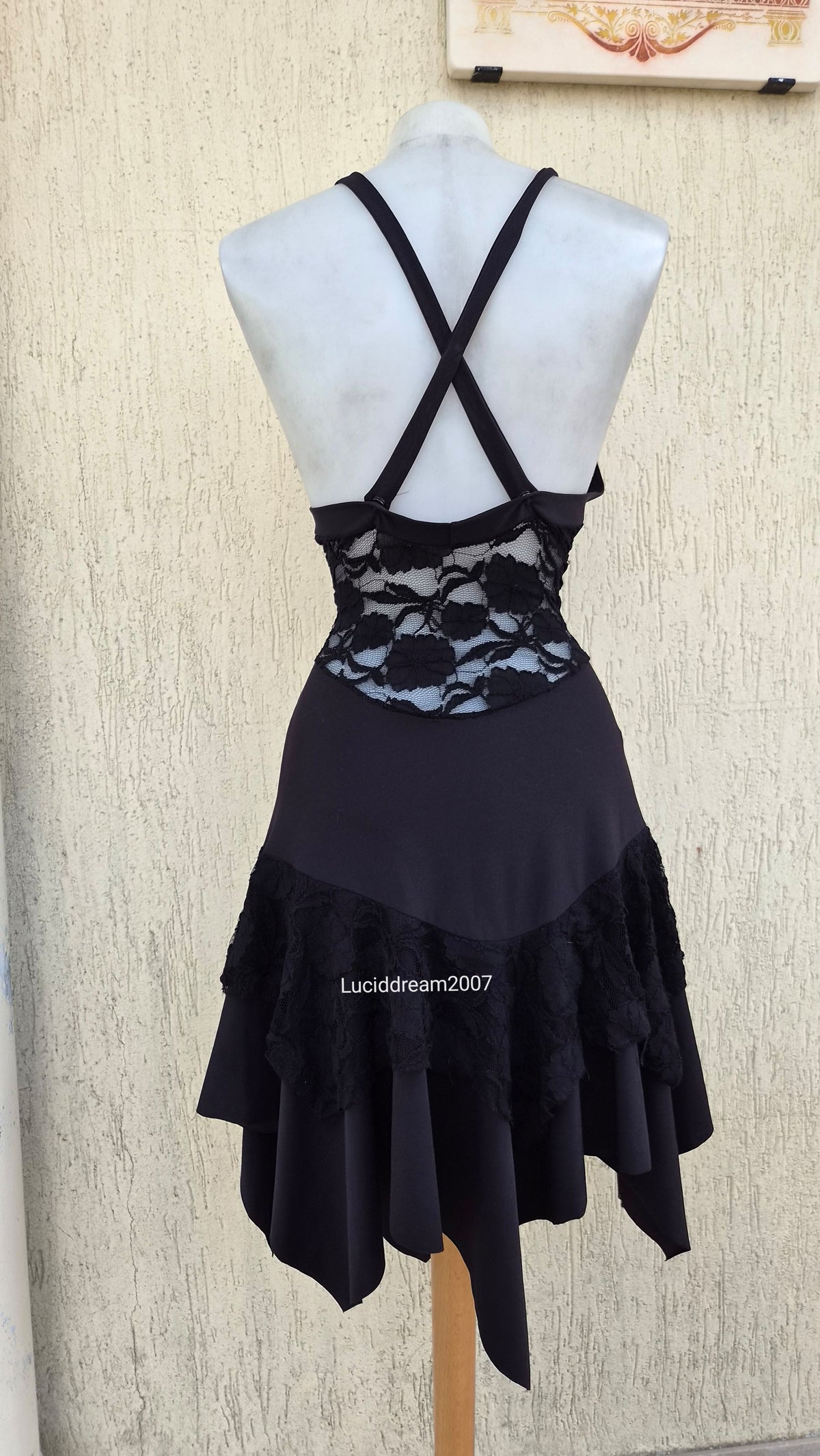 Asymmetrical backless lace dress