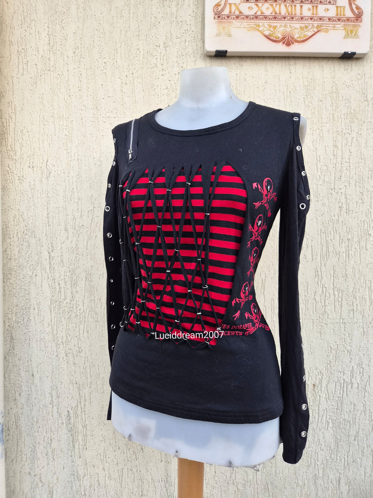 Haut noir et rouge emocore