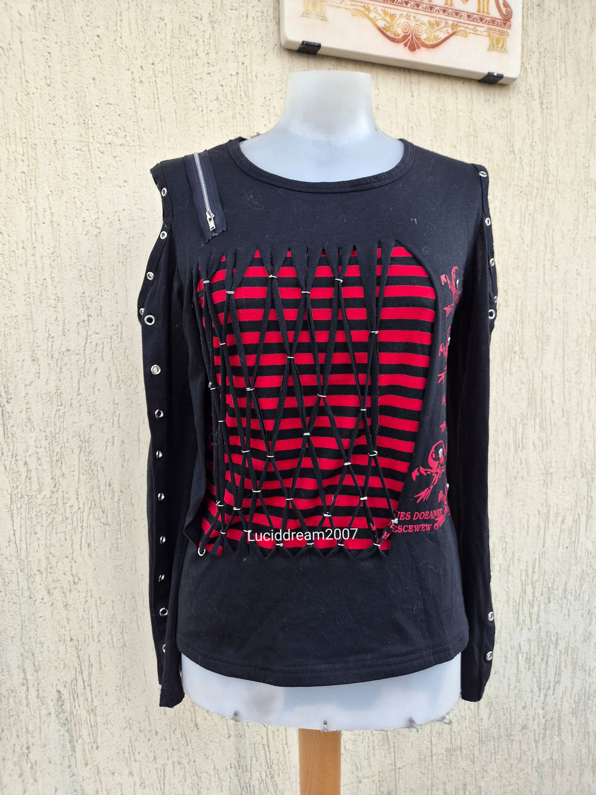Haut noir et rouge emocore