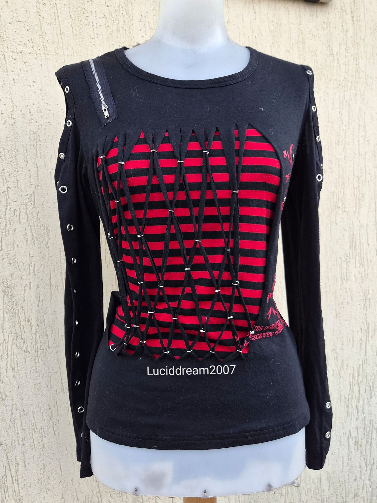 Haut noir et rouge emocore
