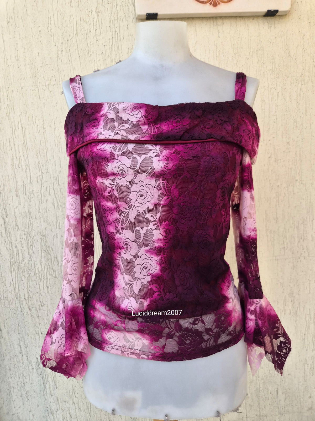Haut dentelle tons roses et violet