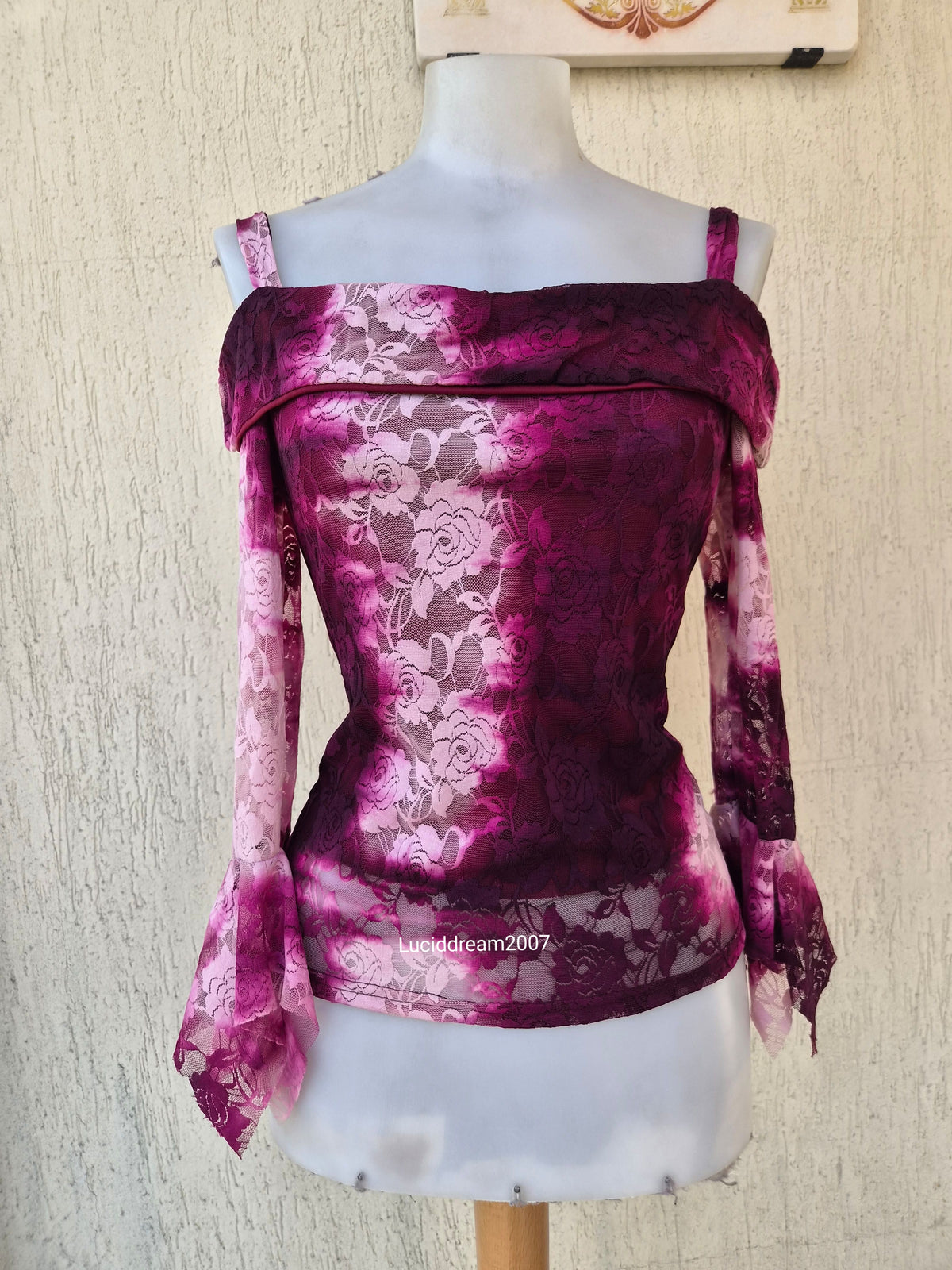 Haut dentelle tons roses et violet