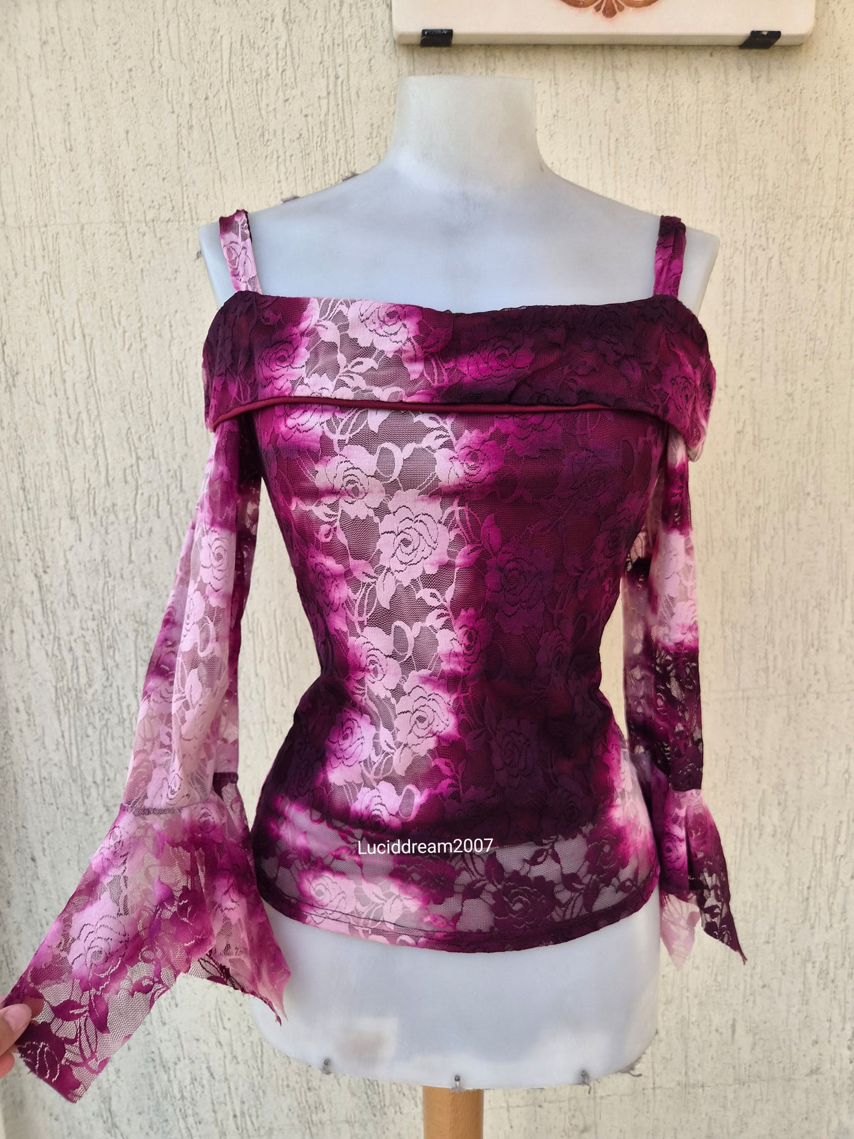 Haut dentelle tons roses et violet