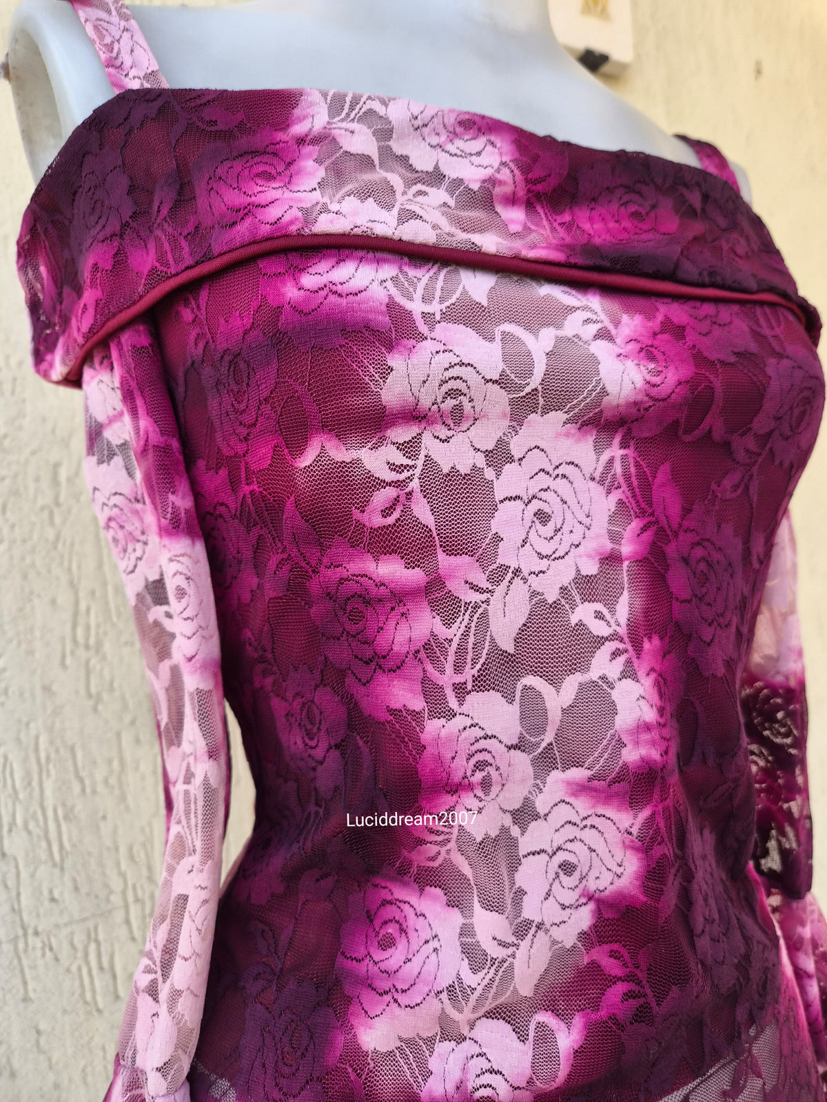Haut dentelle tons roses et violet