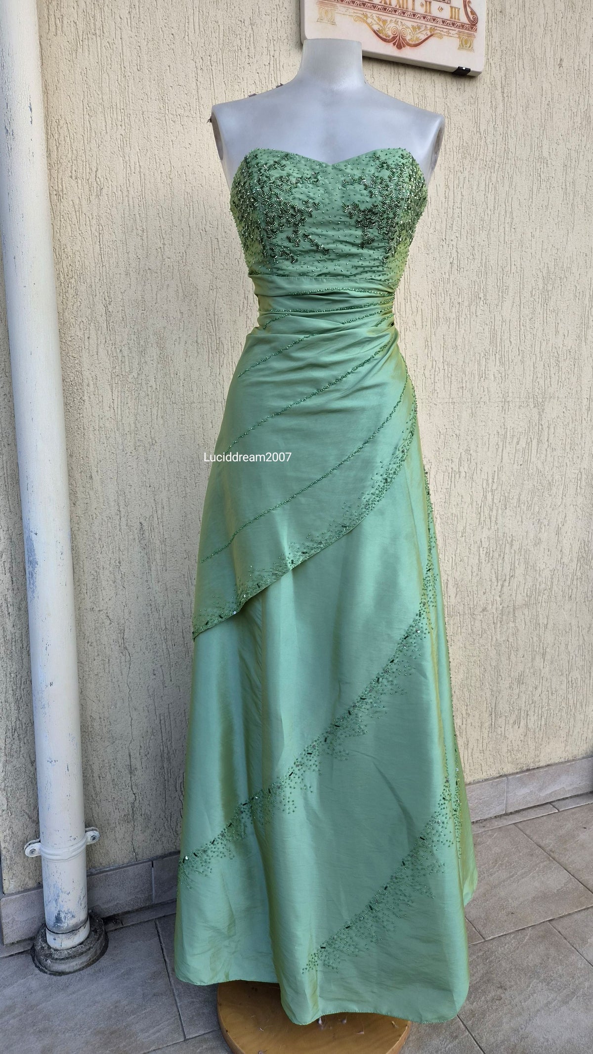 Robe bustier brodée verte