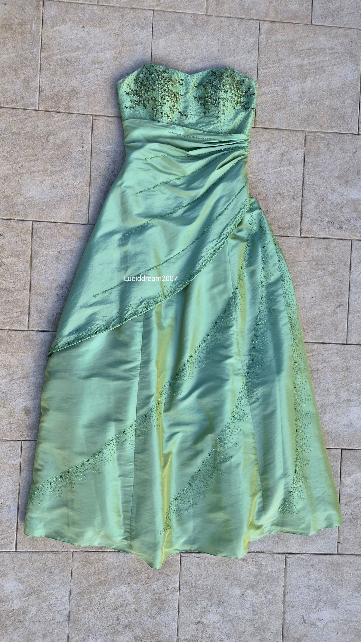 Robe bustier brodée verte