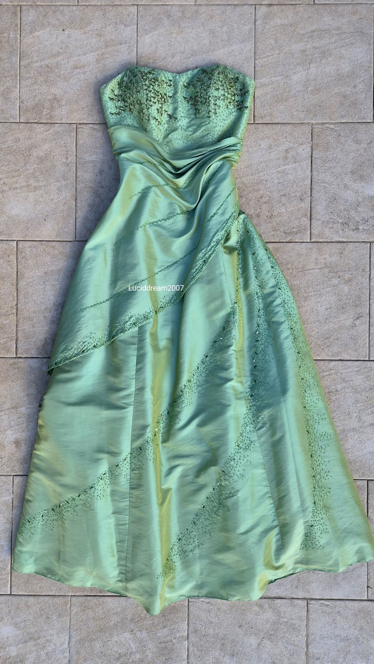 Robe bustier brodée verte