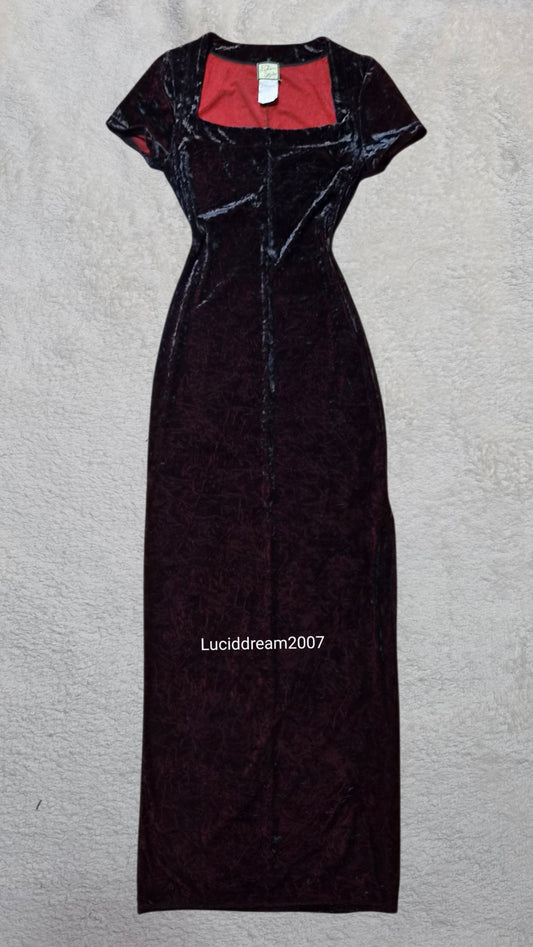 Robe en velours froissé noir reflets bordeaux