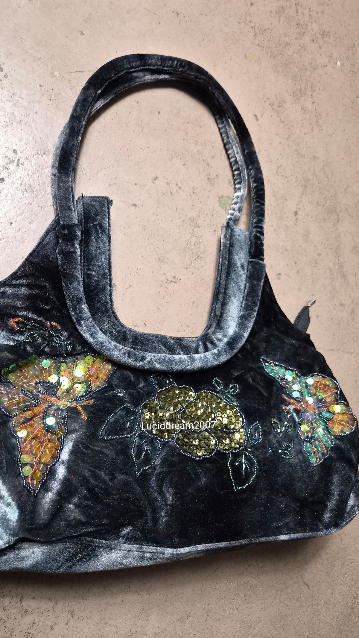 Sac en velours brodé de sequins
