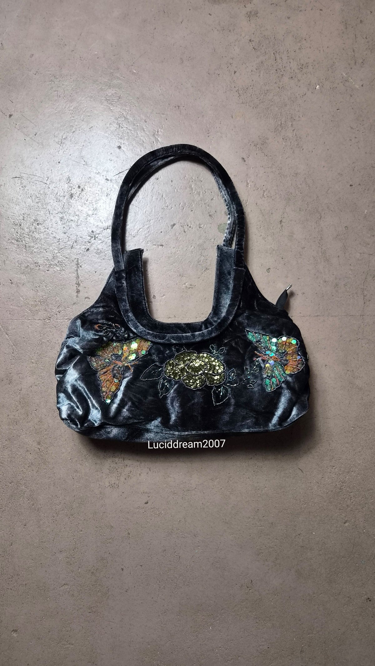Sac en velours brodé de sequins