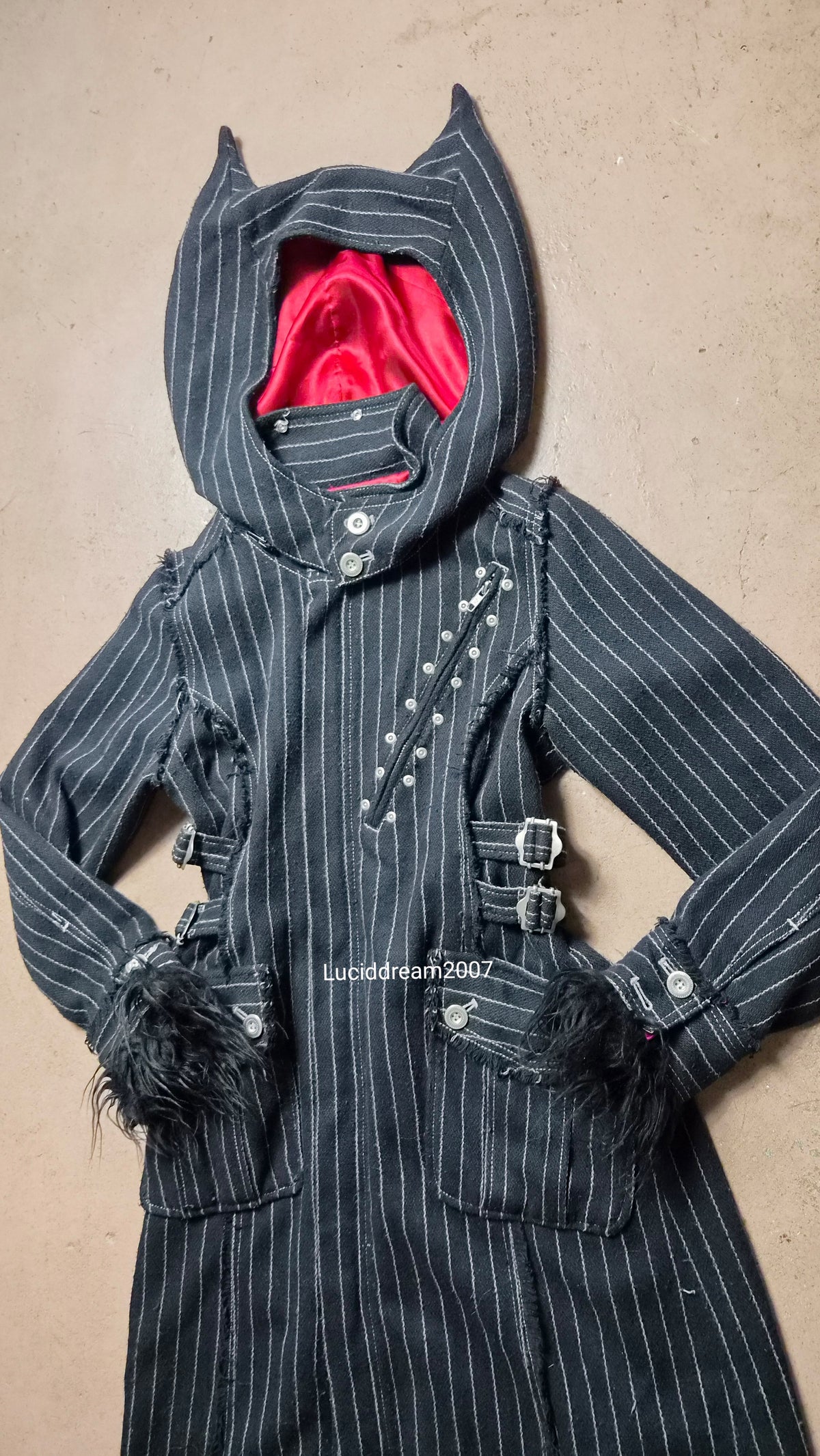 Manteau rayé à sangles