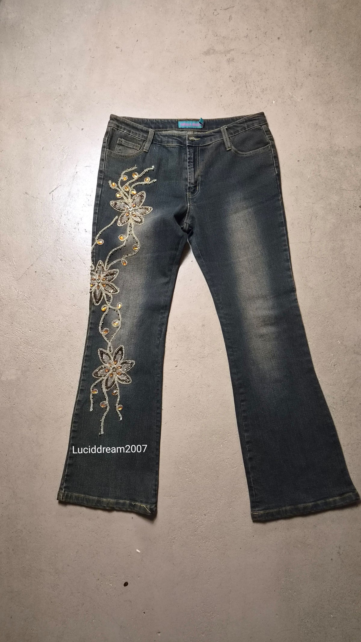 Pantalon en denim brodé