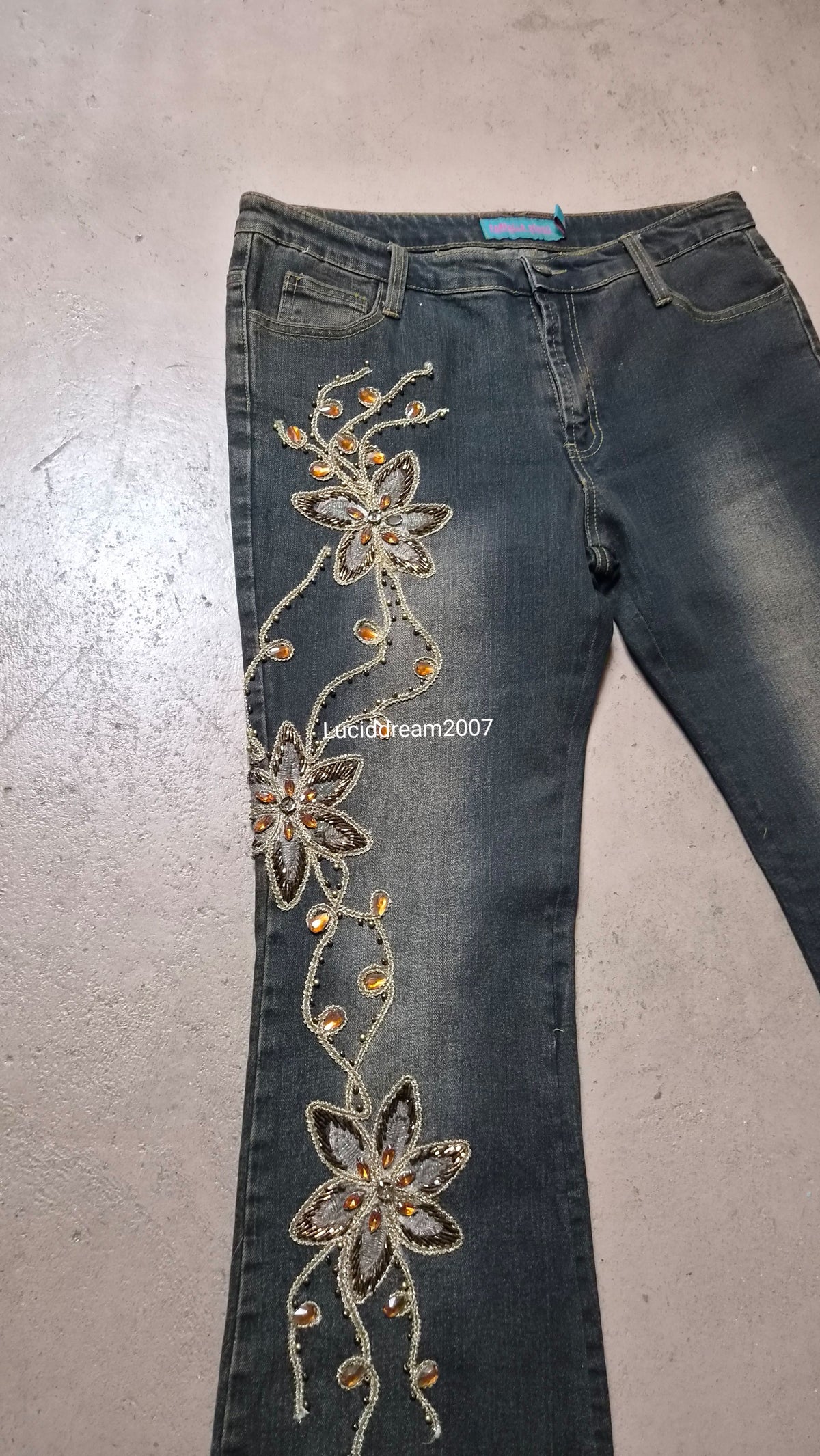 Pantalon en denim brodé