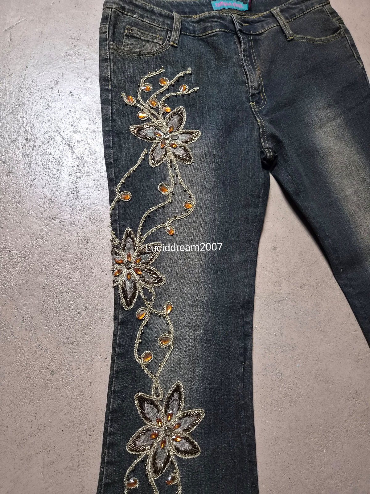 Pantalon en denim brodé