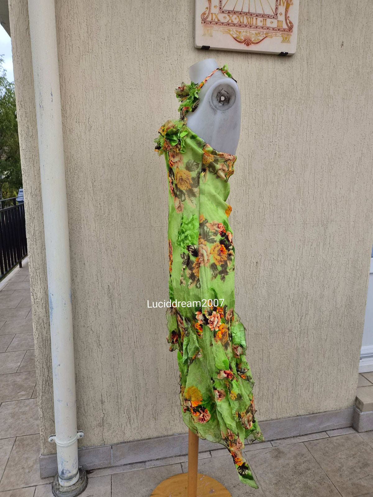 Robe dos nu en dentelle verte et orange