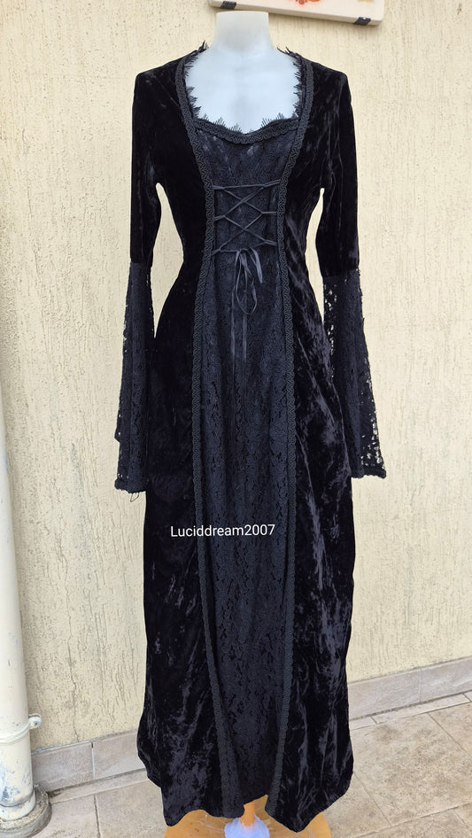 Longue robe en velours et dentelle avec laçage