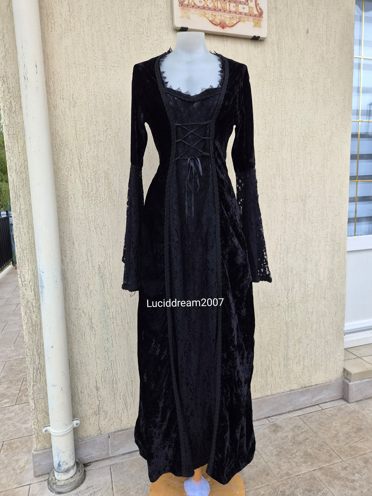 Longue robe en velours et dentelle avec laçage