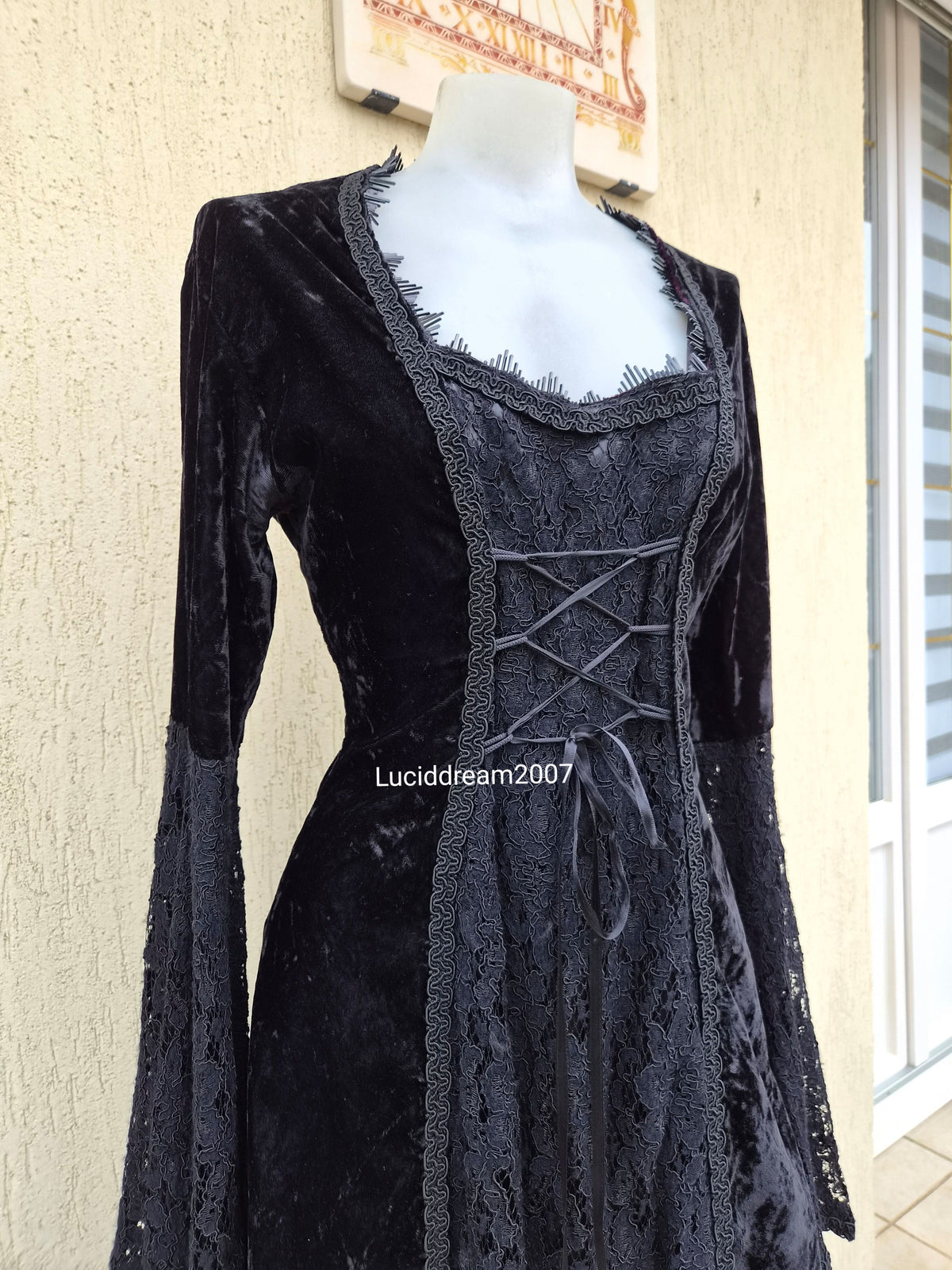 Longue robe en velours et dentelle avec laçage