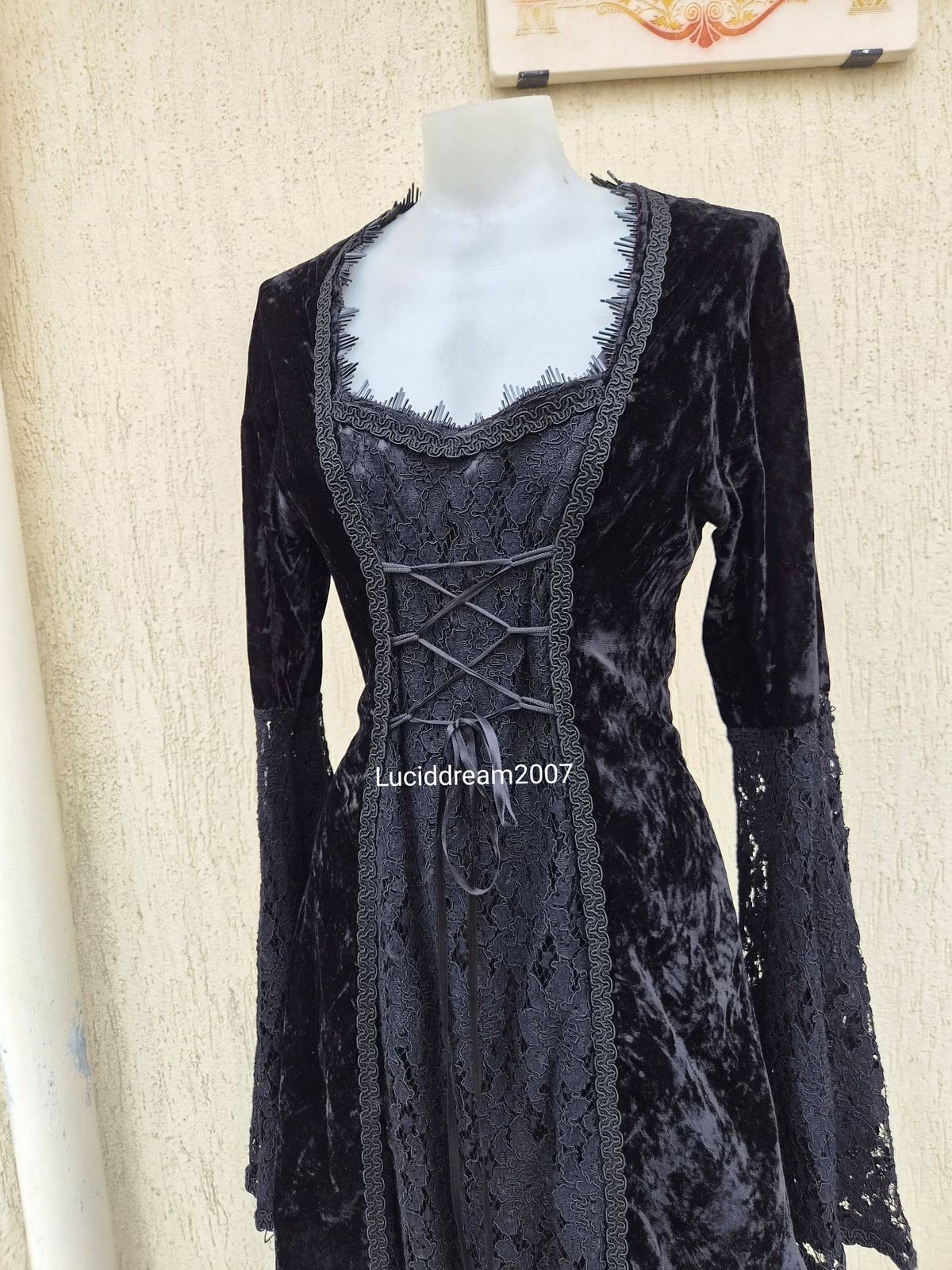 Longue robe en velours et dentelle avec laçage