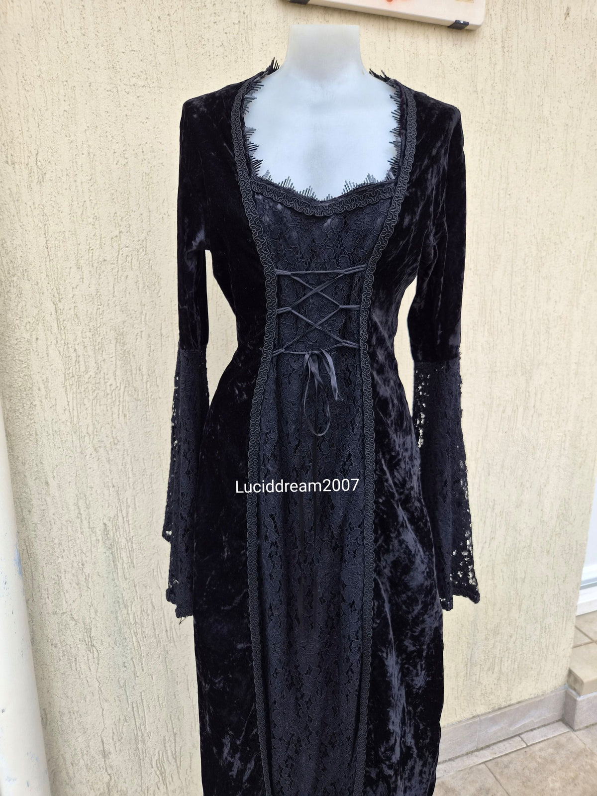 Longue robe en velours et dentelle avec laçage