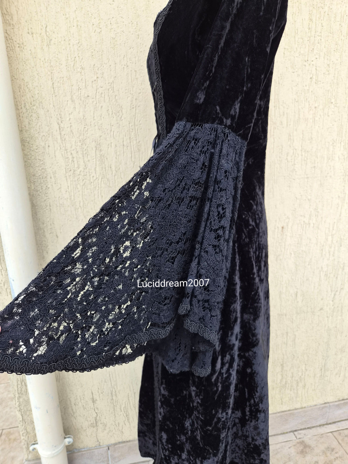 Longue robe en velours et dentelle avec laçage