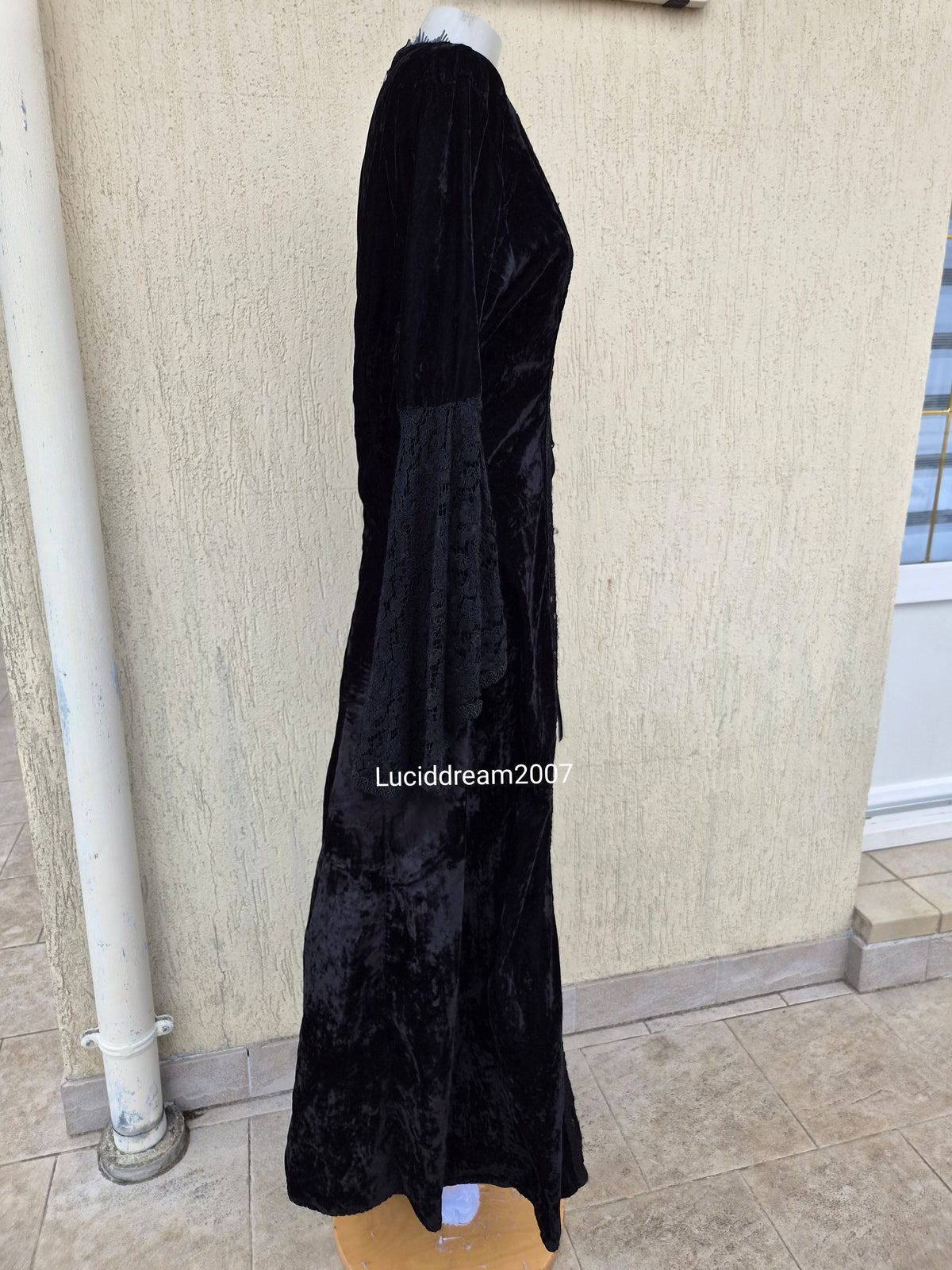 Longue robe en velours et dentelle avec laçage