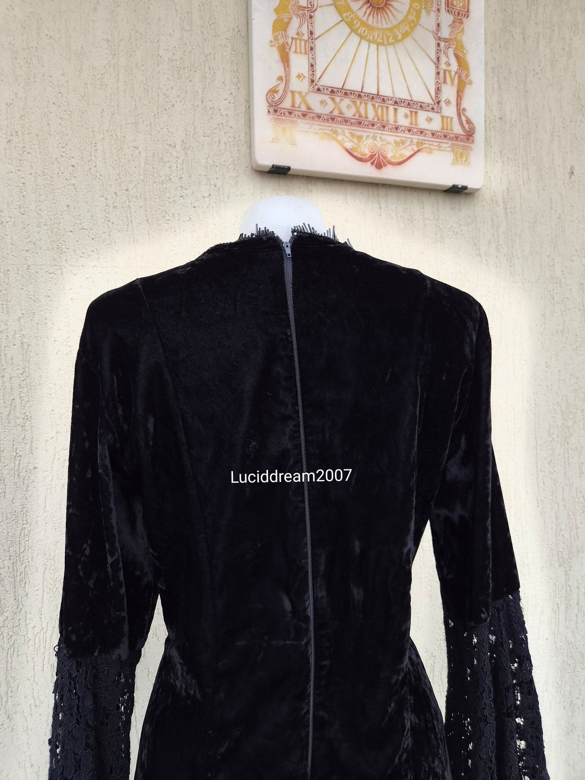 Longue robe en velours et dentelle avec laçage