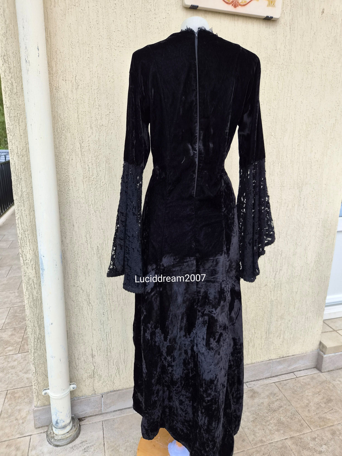 Longue robe en velours et dentelle avec laçage