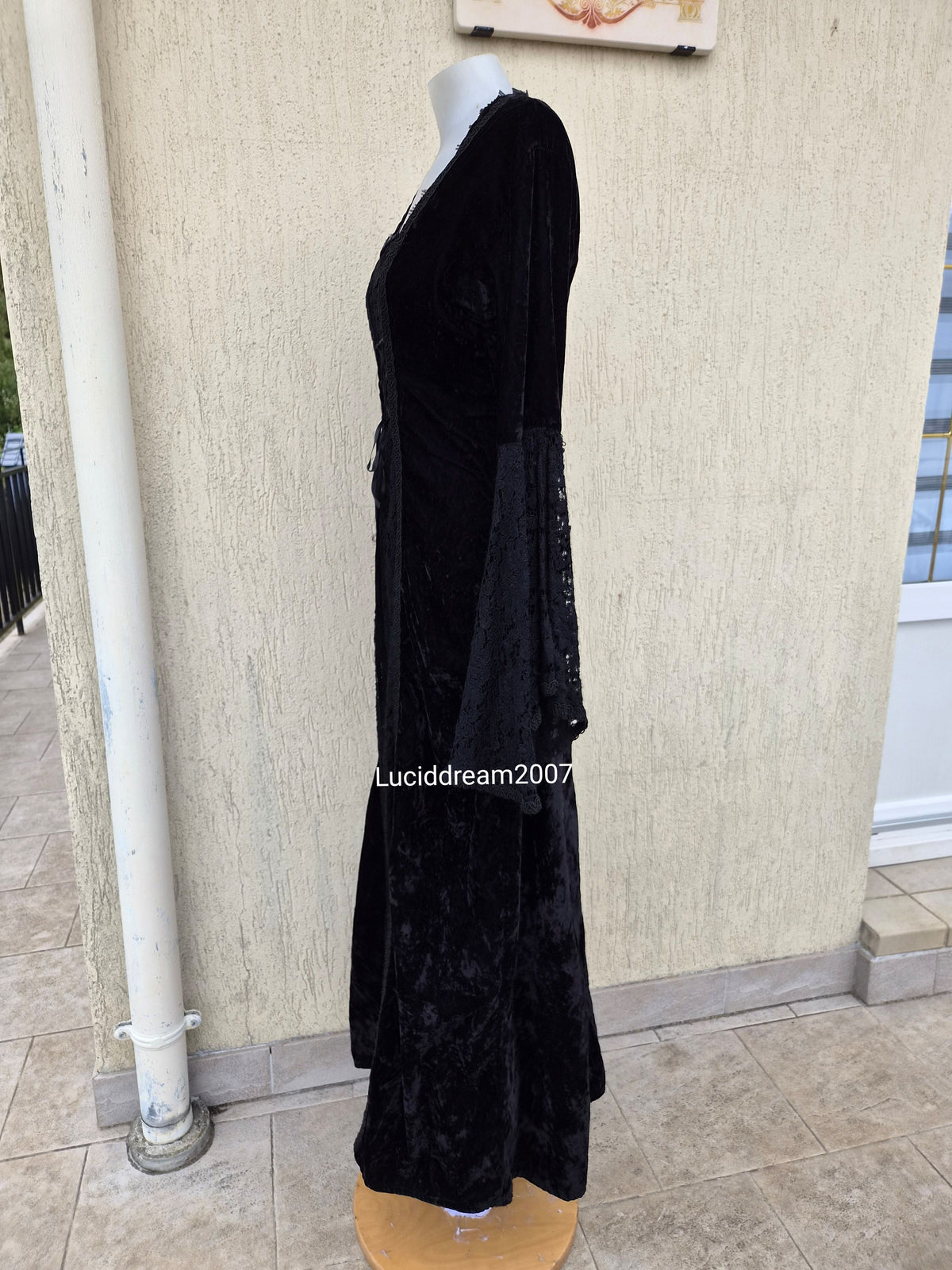 Longue robe en velours et dentelle avec laçage